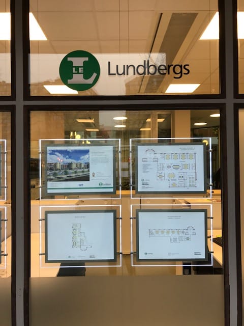 glasskyltar med information om bostäder till salu för Lundbergs